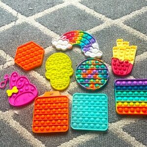 Selling 9 fun pop it toys!
